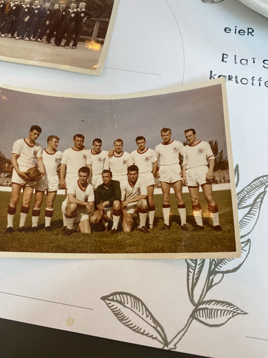 u_bonnekoh's tweet image. Günter Augustat (oben, rechts), eine Legende des #WSV, ist kürzlich mit 84 verstorben. Heute gab es Gelegenheit, mit seiner Frau Hildburg, einer Jugendfreundin, Erinnerungen zu beleben. Es war ein guter Nachmittag im #muluru in Wuppertal (E. Ribbeck ist auch im Bild)