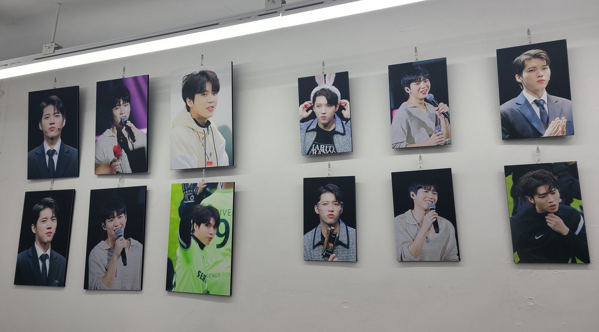 kimhw0409's tweet photo. 럭드도 몇개했는데 카메라 갖고싶었지만
그래도 2등 액자 당첨 되서 예쁜 우현이 액자 받았어요😊 1등빼고 다 받은 느낌...ㅋㅋㅋ
그래도 너무 좋았고 생일카페 이벤트 해주셔서 감사합니다..!
#우리들의_별_우현이에게 https://t.co/j7Ig5NwScs