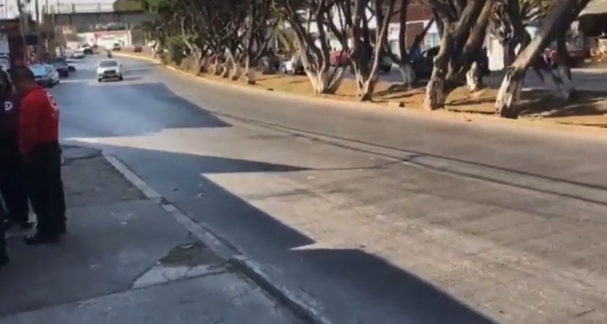 Mor_en_lucha's tweet photo. #ULTIMAHORA Se metió a robar cable en registro abierto en camellón sin saber que eran de alta tensión quedando calcinado al interior. Hechos Paseo Cuauhnahuac colonia Cuauhchiles. #Jiutepec #Inseguridad #Morelos https://t.co/6mXyG4QTuj