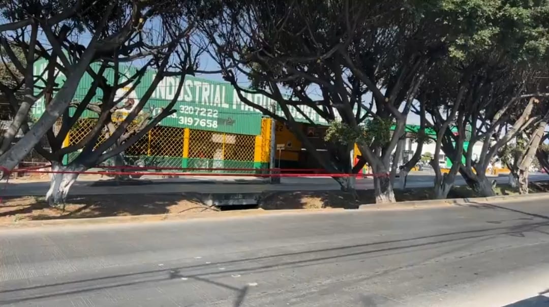 Mor_en_lucha's tweet photo. #ULTIMAHORA Se metió a robar cable en registro abierto en camellón sin saber que eran de alta tensión quedando calcinado al interior. Hechos Paseo Cuauhnahuac colonia Cuauhchiles. #Jiutepec #Inseguridad #Morelos https://t.co/6mXyG4QTuj