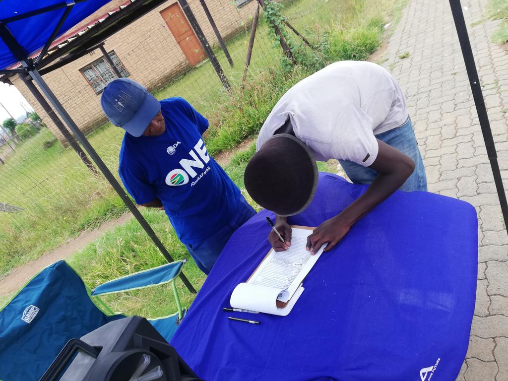 ShabalalaShabs's tweet photo. Ward 37 Emfuleni North Constituency information table and membership drive.
#Siyaqhuba
#RoadTo2024NPE https://t.co/TSwyrbkmoT
