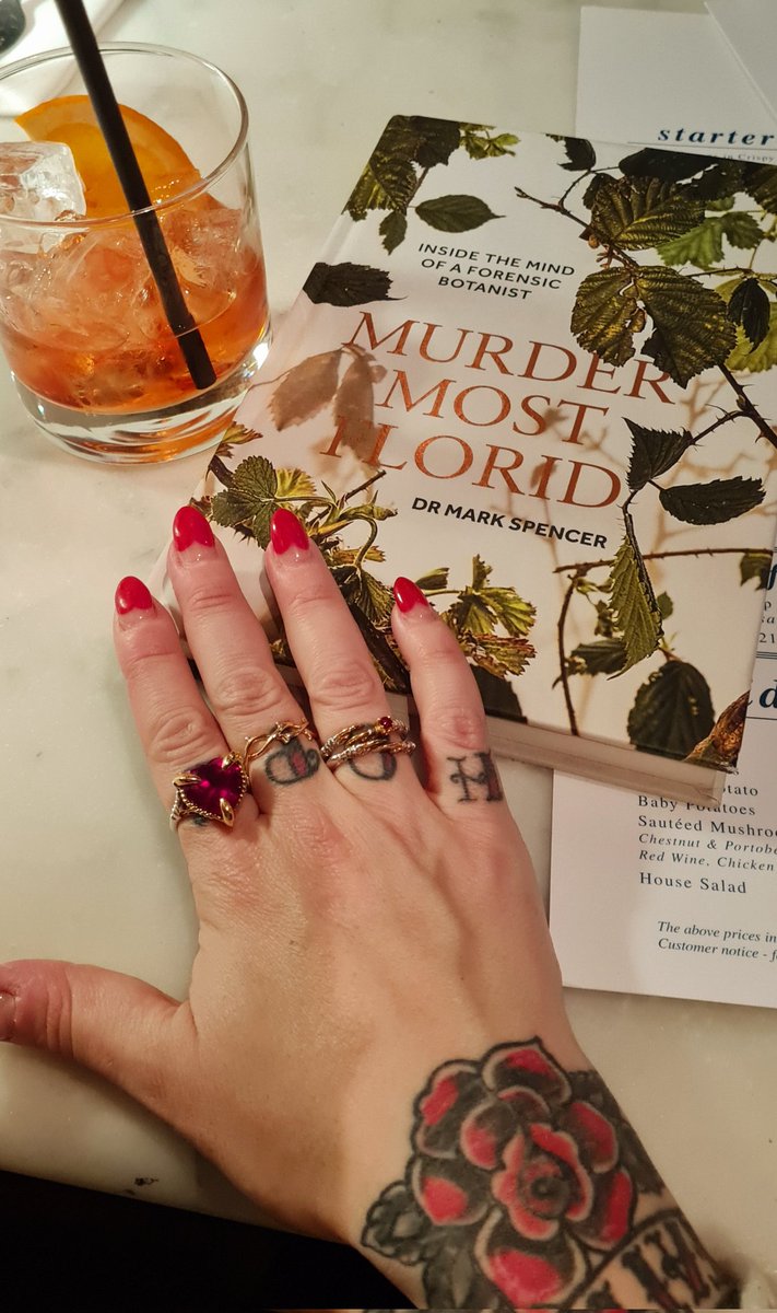 True love is a cocktail and a good book. I'm very much enjoying 'Murder Most Florid' by @fungi_flowers and the pun is just *chef's kiss* #ForensicBotany 🌿