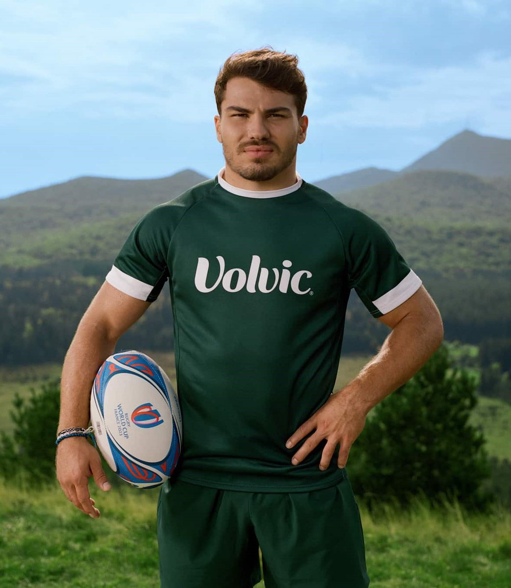 creapills's tweet photo. Volvic crée un terrain de rugby éphémère au sommet d'un volcan. Un coup marketing conçu en collaboration avec l’artiste Stéphane Barbato pour annoncer son titre de Supporter Officiel de la Coupe du Monde de rugby 2023

Plus d’infos et vidéo : https://t.co/DzUq9WTkyk https://t.co/8s8cv8VRsz