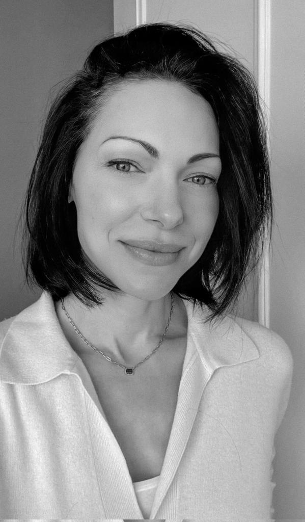 Laura Prepon and her short hair🥹🥹🥹