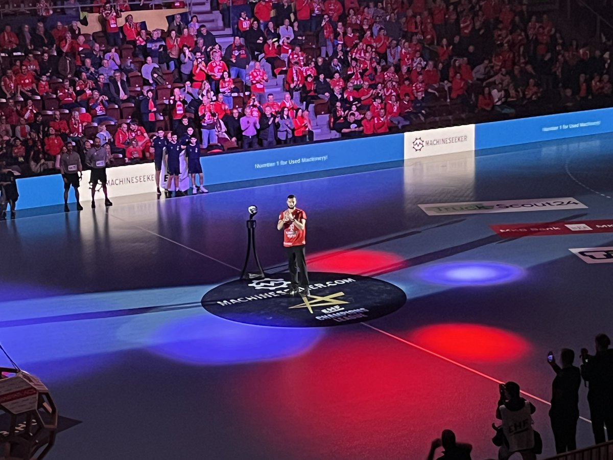 AMoncz's tweet image. Szevasz, Nedim! Az első lépések pirosban, Veszprémben. #handball #handballcity #handballveszprem