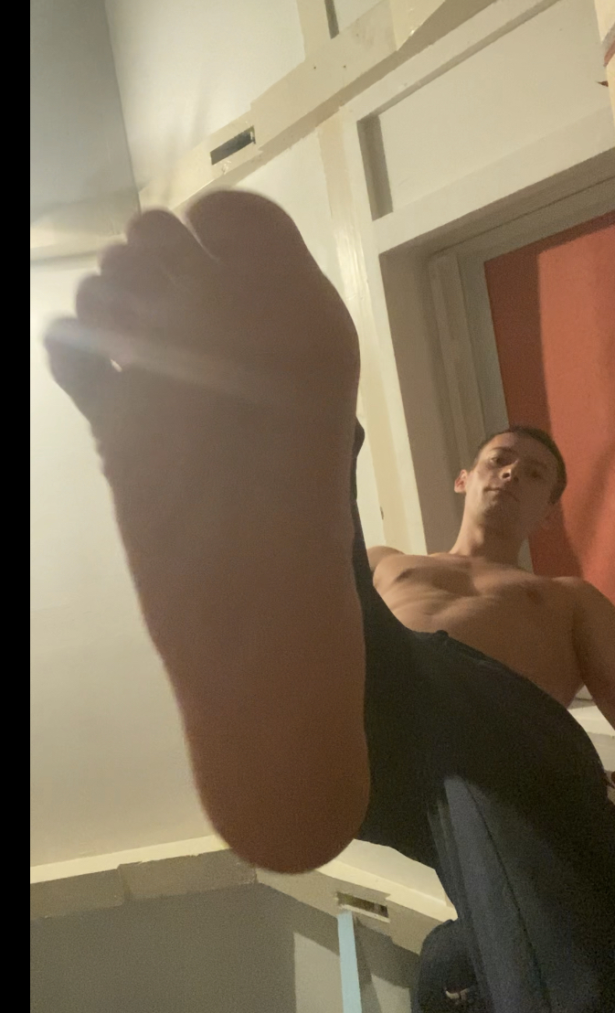 MASTER_Roz18's tweet photo. Stepping on u https://t.co/wdvj2isIf1