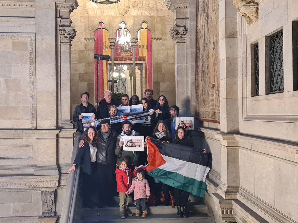 proucomplicitat's tweet photo. La fita del dia d'avui no hagués estat possible sense la feinada de moltes persones que hi han estat darrere: recollint signatures, escrivint articles, fent una crida a les institucions a actuar i denunciant la vulneració de DDHH.

Moltes gràcies a tothom qui ho ha fet possible! https://t.co/ukyU98BKdn