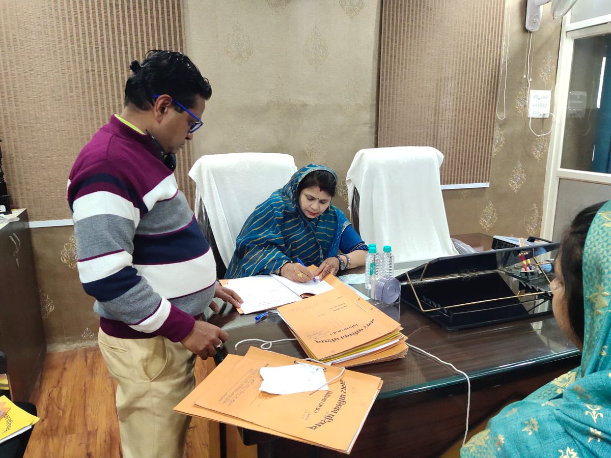 निरंतर कर्म , यही मेरा धर्म ,,
आज नगर पालिका परिषद विदिशा के अनेक विकास कार्यों की फाइलों पर हस्ताक्षर किए ताकि विकास कार्य शीघ्र प्रारंभ हो सके!
