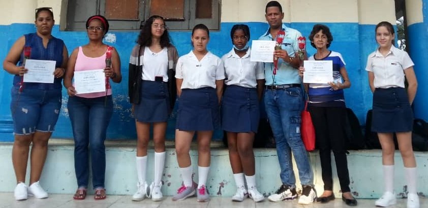 El director de nuestro centro entregando reconocimiento a los docentes destacados en esta etapa con parte del colectivo.!!!Felicidades profesores!!! @DMArroyoNaranjo  <a href="/DpeLaHabana/">Dirección General de Educación La Habana</a>  <a href="/FalconYoania/">Yoania Falcón Suárez</a>  <a href="/YaismaM/">Direccion Municipal de Educación Arroyo Naranjo</a> <a href="/elsa_ena/">Ena Elsa Velázquez Cobiella</a>  <a href="/LeyanisOlivar16/">Leyanis Olivares Darroman</a> <a href="/DiazCanelB/">Miguel Díaz-Canel Bermúdez</a>