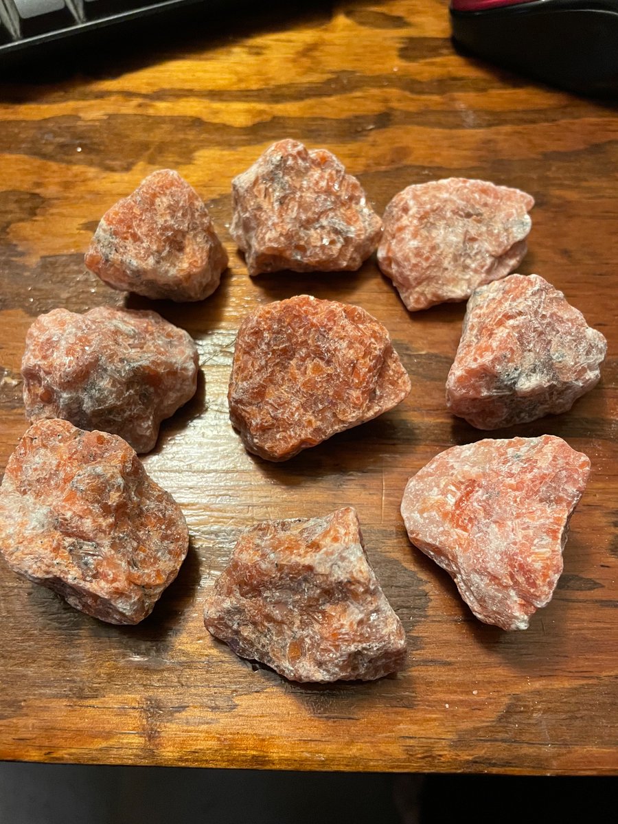 Snapdragon1333's tweet photo. This group of rocks are called sunstone! These cool guys look like rocks at first glance but are actually mostly made of crystals!! Sunstone used to be used in plates/cups because it was believed to counteract poison (sucks to be the guy who found out that was false) #Snaprocks https://t.co/DP2lLmMcMh