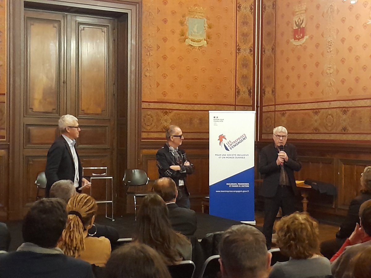 Recruter autrement #AvecPôleEmploi et Les entreprises s'engagent @LaCL2E à la <a href="/CCI_AMP/">CCIAixMarseilleProvence</a>. Comment répondre aux besoins des entreprises par des méthodes de #recrutement innovant ? Un employé nommé désir, pièce de théâtre humoristique et interactive, donne des pistes aux employeurs.