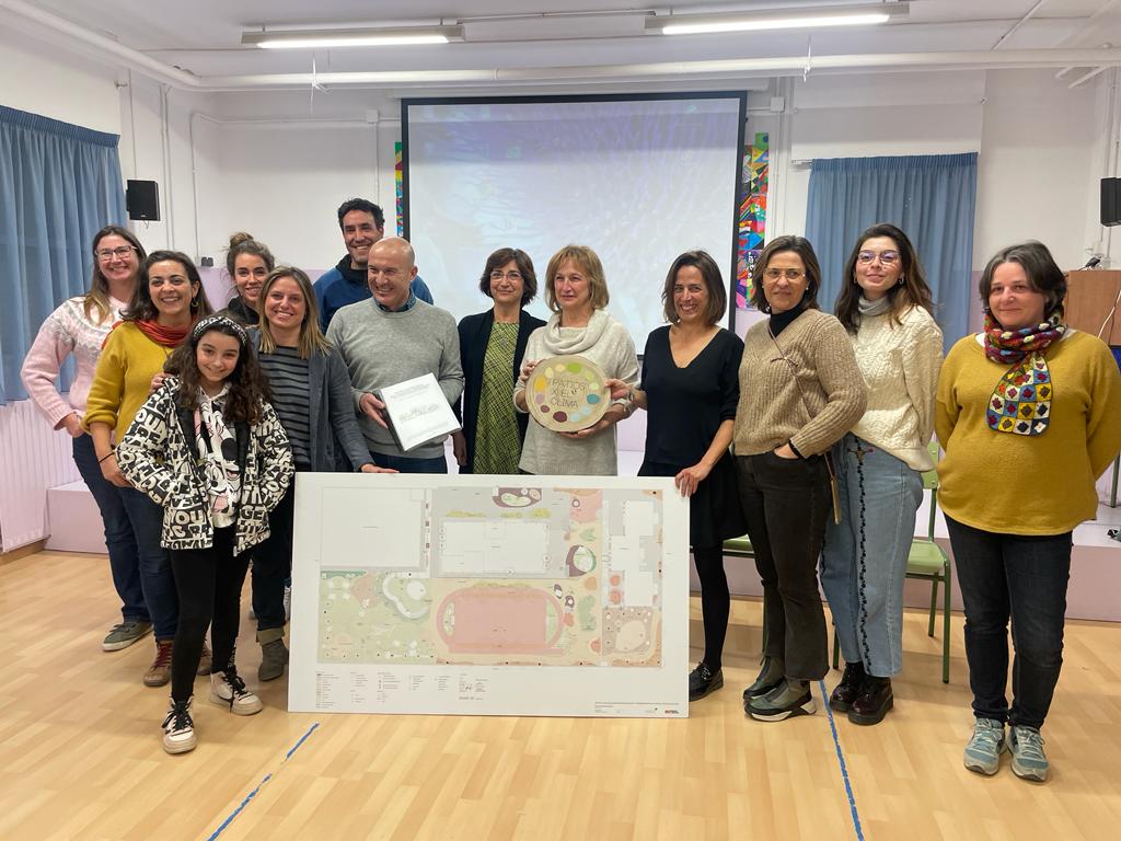 GobAragon's tweet photo. 🏫🌳@CarlosGamarraU inaugura los nuevos equipamientos del patio del #CEIPAlcoraz de #Huesca, gracias al programa #PatiosXelClima, financiado y puesto en marcha por la DG @CCyEAAragon
🔹La inversión total ha sido de más de 30.000€
👉🏽https://t.co/wGIPvnxIYi https://t.co/meUUCFAPM1