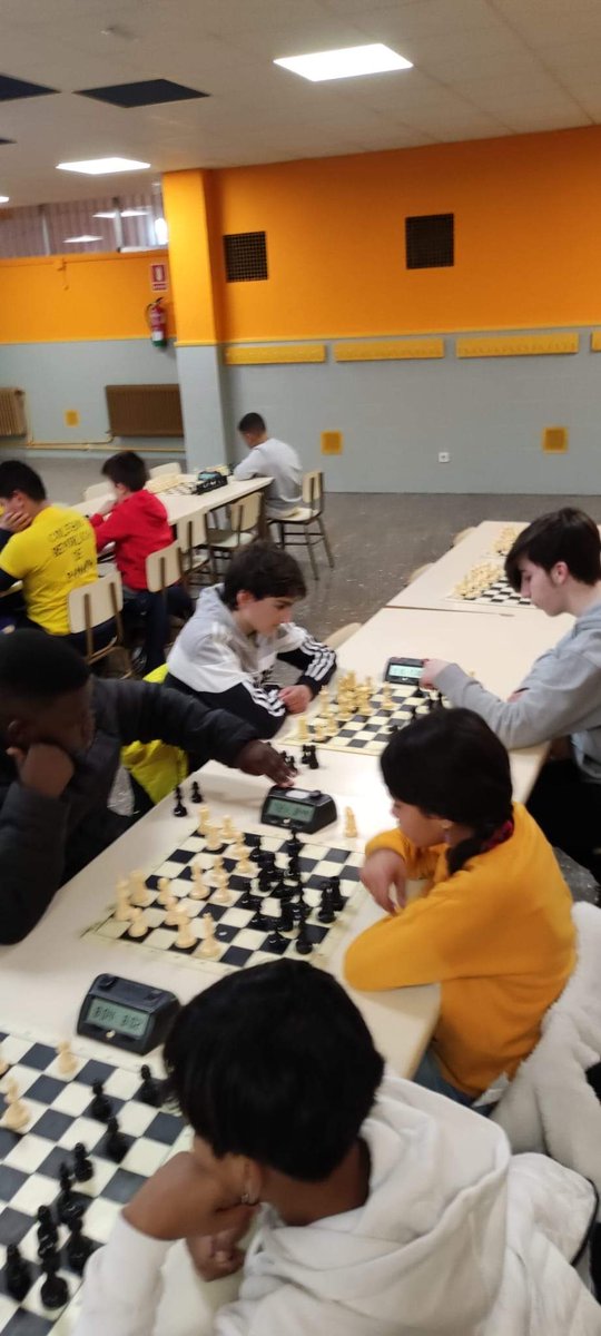 iessimancas's tweet photo. NUESTROS CAMPEONES DE AJEDREZ

Tarde de ajedrez en el CEIP República de Chile, compitiendo con nuestros tres representantes Daniel, Sanou y Mario, en los campeonatos escolares de ajedrez, fase de distrito. Nuestros alumnos consiguieron brillantes resultados. ¡Enhorabuena! https://t.co/powfpgxZLw