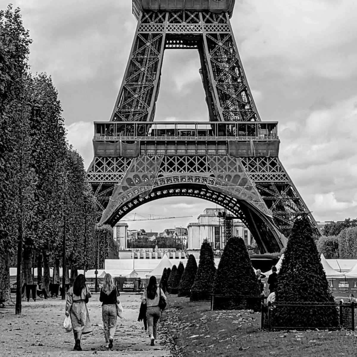 The three graces.
By me. #blackandwhitephotography #BlackandwhiteWednesday #streetphoto #eiffeltower #Paris