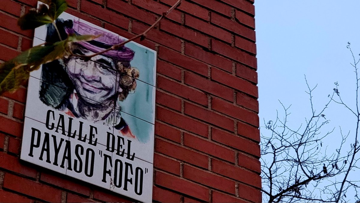 pepefrutosal's tweet photo. Me entero de que hoy se conmemora el centenario del nacimiento de Alfonso Aragón, el payaso Fofó. Como niño en su época de fama, me sobreviene  un ataque de nostalgia y también de vértigo: ¡cuánto tiempo de aquello! Hoy mismo, por cierto, he pasado por su calle. https://t.co/TmjrYb3kMV