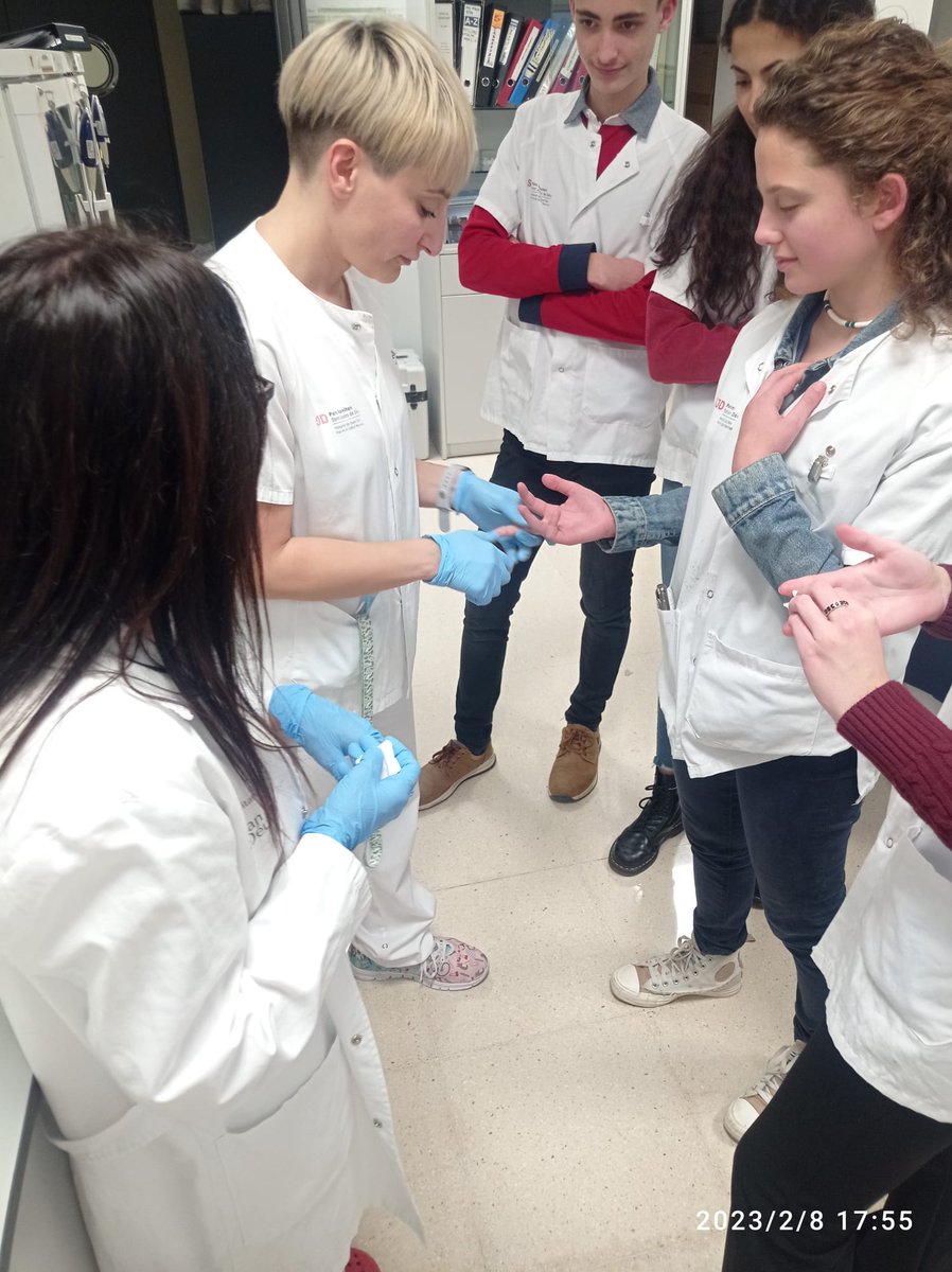 SJDLaboratori's tweet photo. Aquesta setmana tenim el plaer de rebre al laboratori de l'Hospital de Sant Boi #ParcSanitariSJD #PSSJD alumnes de @Llor_Fundacio, dins del seu programa de pràctiques vivencials 'Com és un hospital?' Esperem que us hagi agradat. Fins la propera. https://t.co/5qaCirQYEL