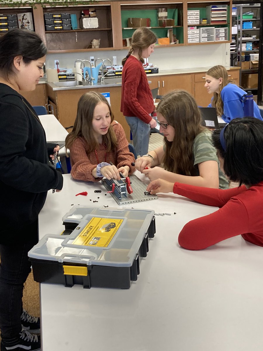cloonantechlab's tweet image. 8th grade students in PLTW Automation and Robotics class start the semester building 10 mechanisms- from simple gear trains to universal joints ⁦@cloonanprincipl⁩ ⁦@SPSSuper⁩ ⁦@PLTWorg⁩ #SPSPrepare #SPSChallenge #SPSInspire
