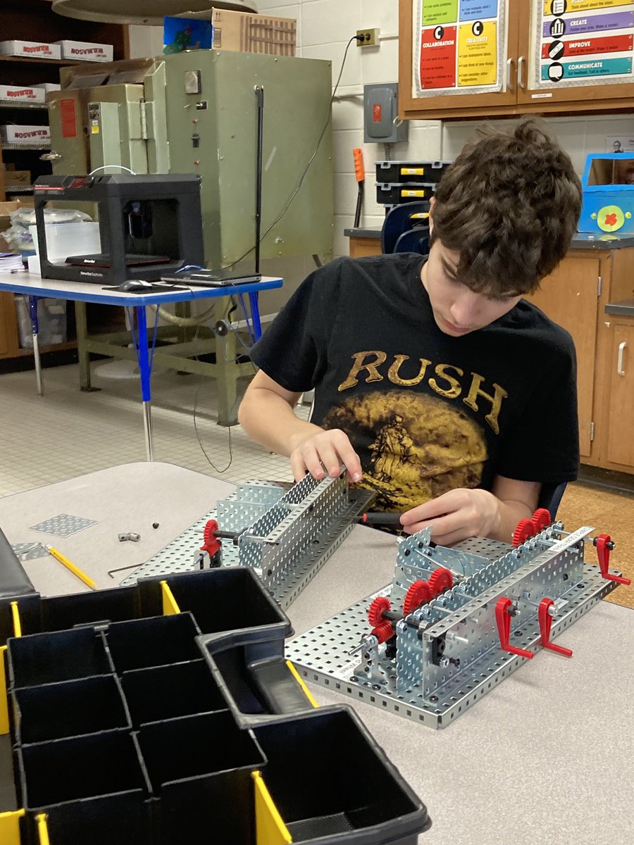 cloonantechlab's tweet image. 8th grade students in PLTW Automation and Robotics class start the semester building 10 mechanisms- from simple gear trains to universal joints ⁦@cloonanprincipl⁩ ⁦@SPSSuper⁩ ⁦@PLTWorg⁩ #SPSPrepare #SPSChallenge #SPSInspire