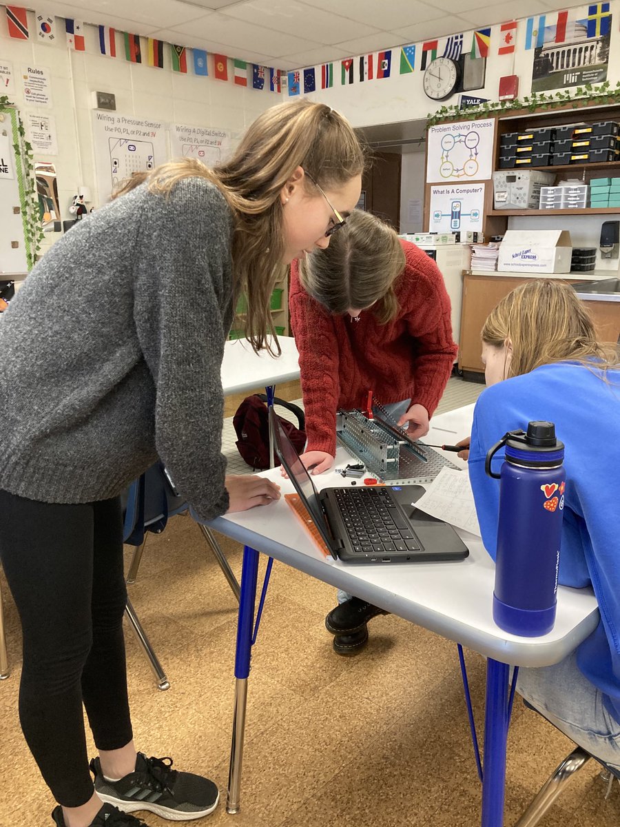 8th grade students in PLTW Automation and Robotics class start the semester building 10 mechanisms- from simple gear trains to universal joints ⁦@cloonanprincipl⁩ ⁦@SPSSuper⁩ ⁦@PLTWorg⁩ #SPSPrepare #SPSChallenge #SPSInspire