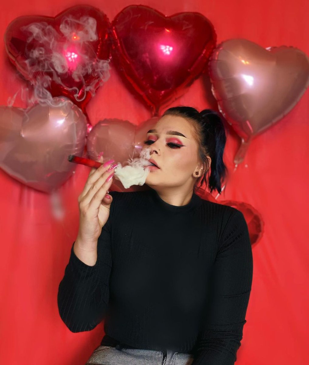 CBDK_PressRoom's tweet photo. You can buy yourself flowers with the rose-wrapped cigar from Song Ryder! 🌹

Learn more: https://t.co/bkkHBa2Cx5 https://t.co/x5c8taaWBi