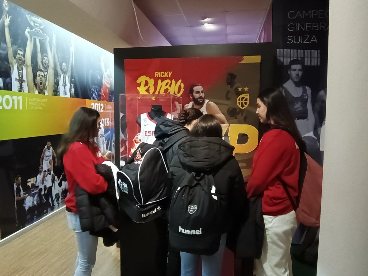 Las selecciones madrileñas visitan el #MuseoFEB dentro del homenaje por sus logros en el #KDTINF2023