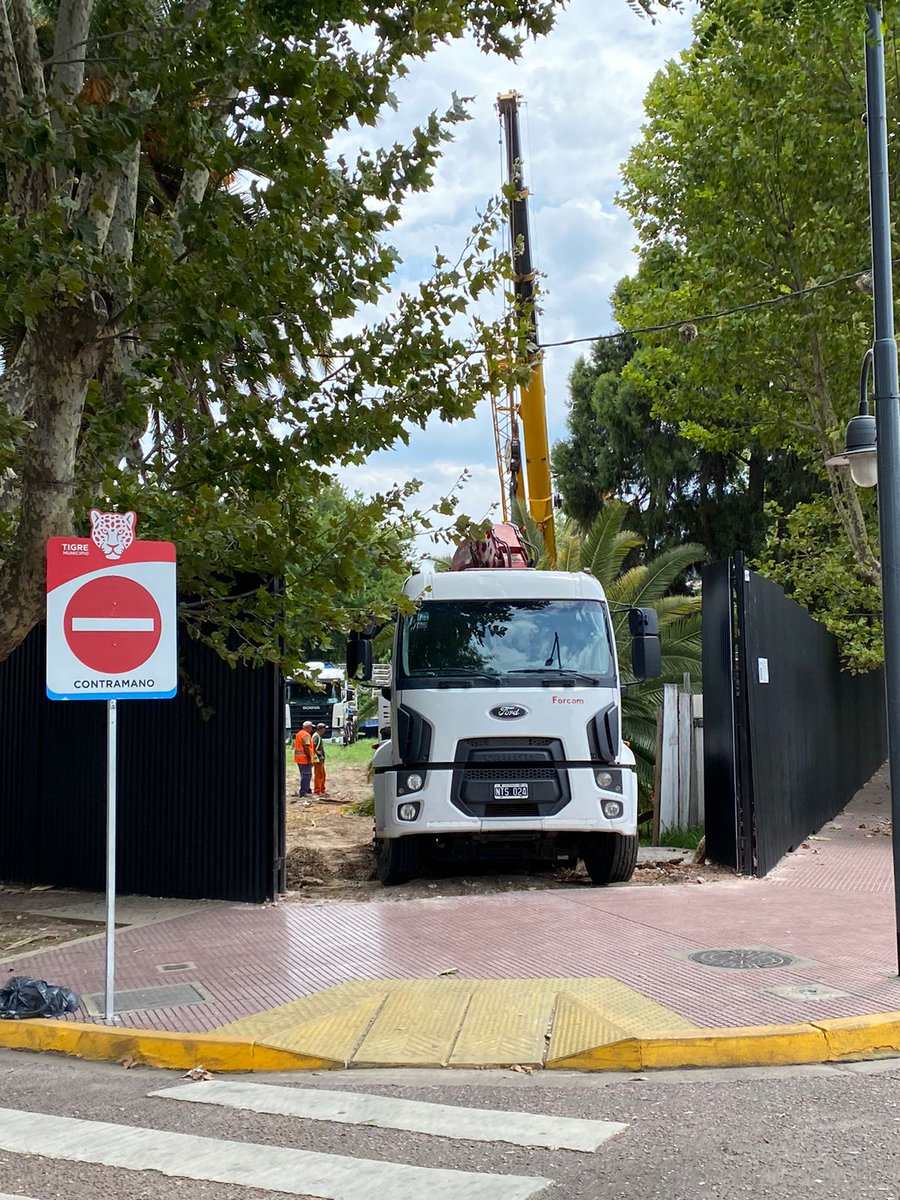 NICOELRONCO's tweet photo. Arranco la obra en la ex sede. Si bien hace años esa tierra no pertenece más al club, igualmente genera una tristeza enorme. https://t.co/AUxWF2HOeq