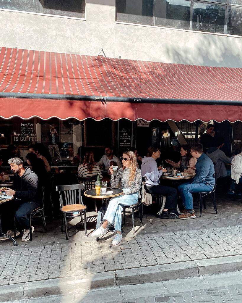 Agnes_N's tweet photo. Wanneer je PRECIES op het enige plekje in de zon op het terras zit 🥰

Dit Frans aandoende terrasje is van @cafealma_il in Neve Tzedek, de trendy en chique wijk van Tel Aviv. Je vindt er mooie huizen, kunstgalerijen, kleine boetiekjes, gezellige terra… https://t.co/yhWHm8n3lU https://t.co/0nIYZRmvKU