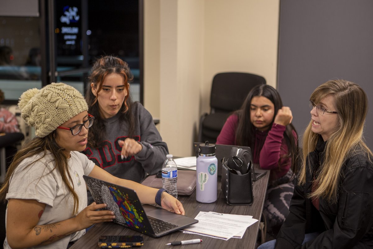 UnitedWaySD's tweet photo. Last week, we saw first-hand the effect that EITC &amp; VITA have on the community!

#SDCounty EITC Coalition partners, @dreamsforchng &amp; @jitfosteryouth, partnered to provide a #freetaxfiling event to help maximize client refunds.

Call 2-1-1 to see if you qualify! ☎️ #FreeTaxHelpSD https://t.co/f4L3eJZnzt