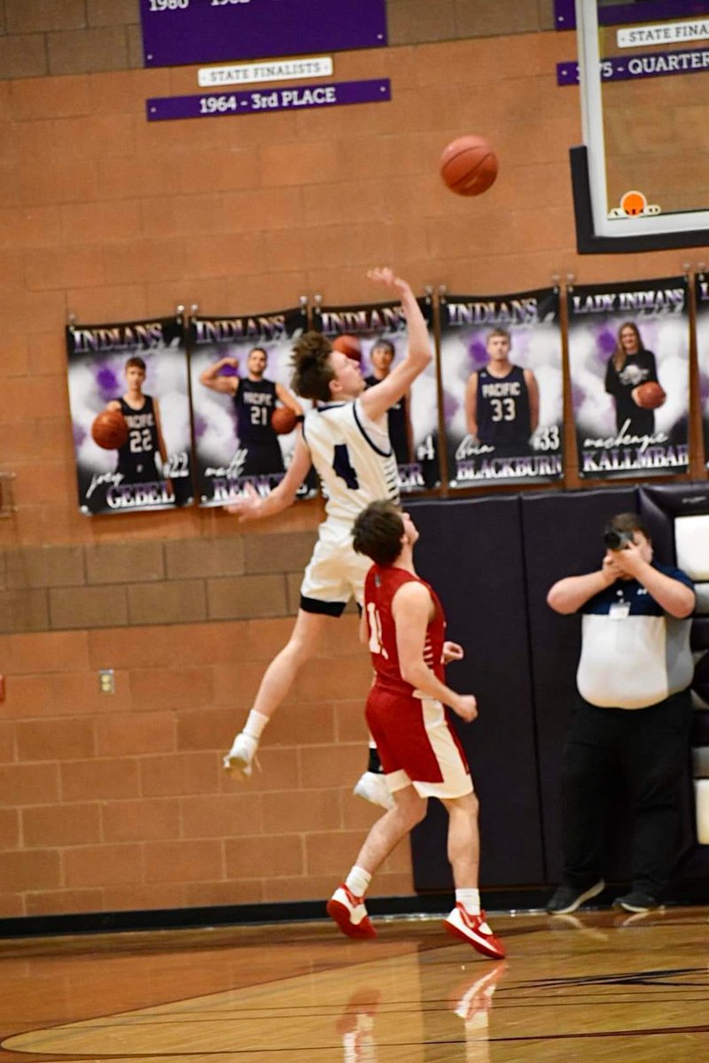 PacificHoops's tweet photo. V/JV SWEEP last night! What a way to celebrate our seniors @quin_blackburn, Joey Gebel, @Jack_Meyer6, &amp; @MattReincke. Proud of these young men and the example they have set for our younger guys to follow in our program! #RollTribe https://t.co/ky0QHDh1Wa