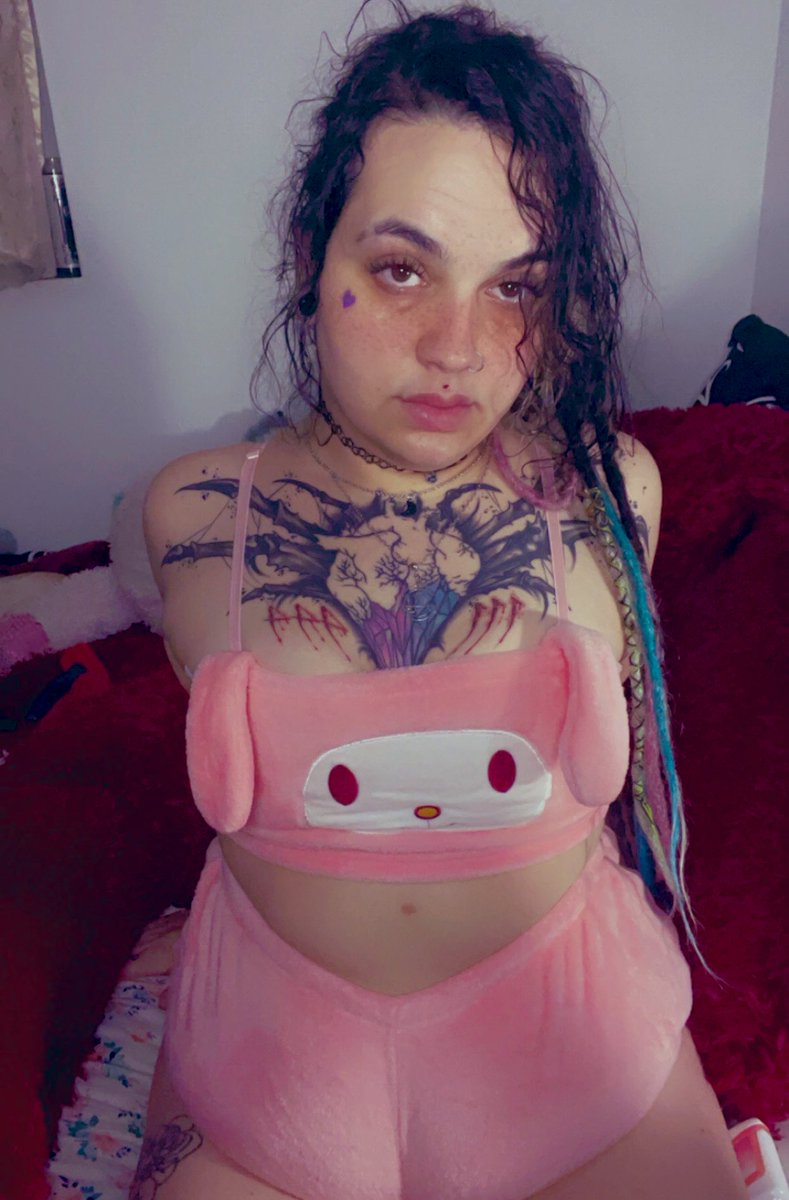 horrorhippy's tweet photo. 90 lbs gone &amp; im finally getting used to this new body. https://t.co/Ewo8eEHVCs