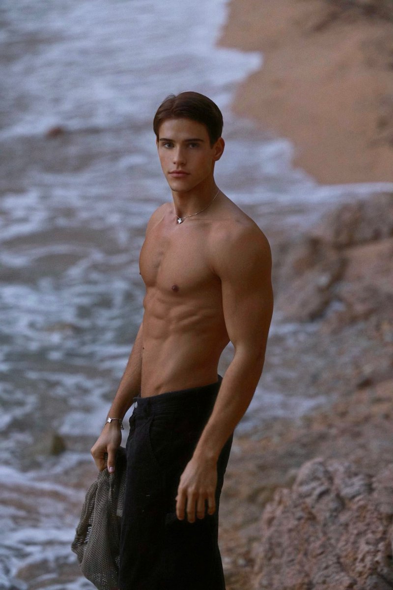 Lorenzo Bold 0.19% on Twitter: "Come to beach with me 🤭 https