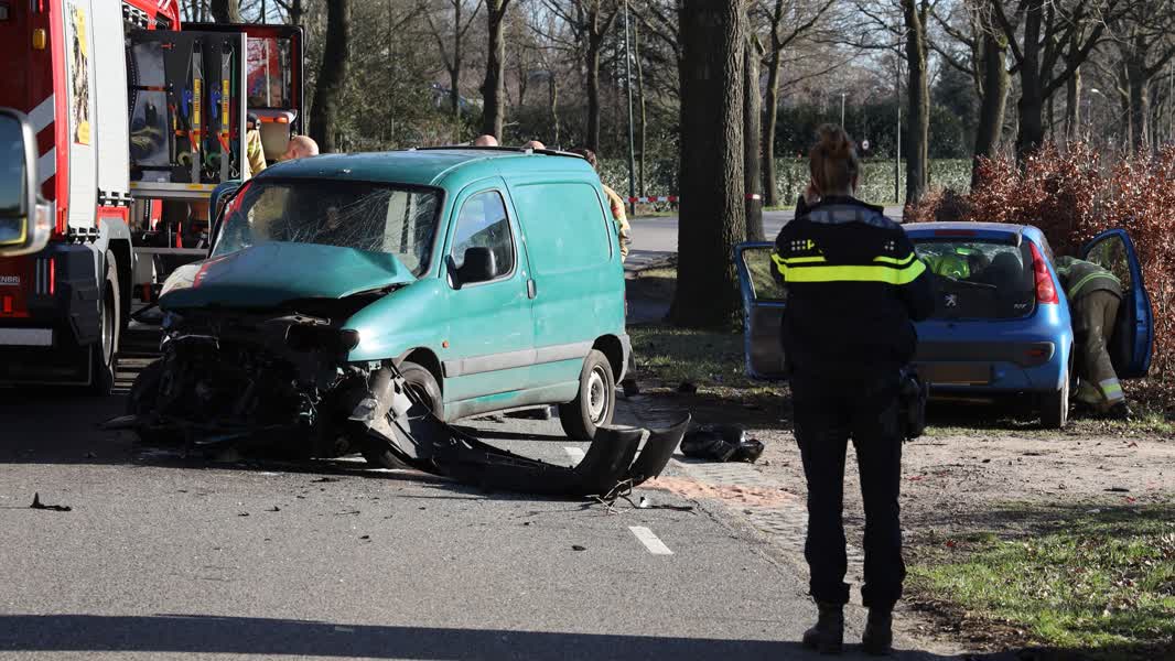 Drie gewonden bij frontale botsing in Erphttps://www.omroepmeierij.nl/omroepmeierij/drie-gewonden-bij-frontale-botsing-in-erp
