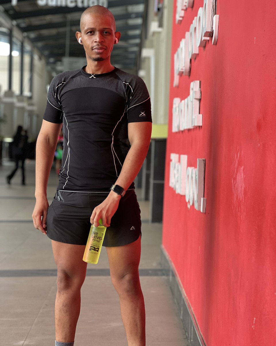 BaldwinDimeku's tweet photo. Day 2/4 Done (Upper Body Strength)

#OneArmDumbbellRow 5 rep: 32, 32, 34, 34 kg
#DumbbellBenchPress 4 sets: 5 rep 52 kg
#InclineBenchPress 4 sets: 6 rep 50 kg
#TricepsDips 4 sets: 10 rep
#PullUp 4 sets: 10 rep
#OverheadPress 4 sets: 5 rep 45 kg
⠀⠀⠀⠀⠀⠀⠀⠀⠀ https://t.co/eXeeUo0Si6