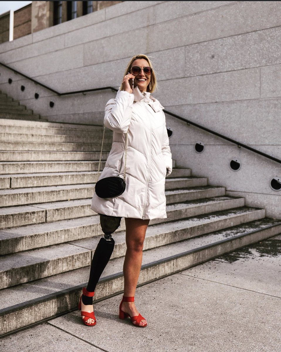 Sophie_Loubet's tweet photo. J’ai échangé mon snowboard 🏂 pour mes talons rouges 👠. Démo prévue au Centre de Rééducation fonctionnelle de l’Arche du Mans , demain ! #synsys #proteor #amputeemodel #newtechnologie #robotic #bionic https://t.co/LkEDmzzvy4