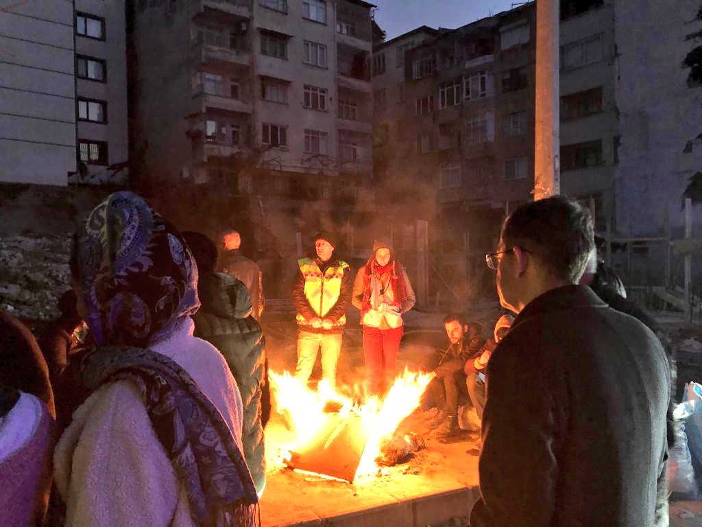 eczozgurozel's tweet photo. Depremin en çok etkilediği Hatay Antakya'da vatandaşlarımızın umutsuz bekleyişlerine çare olabilmek, seslerine ses olabilmek, sorunlarını çözebilmek için uğraşıyoruz. https://t.co/8YWsA4eOQC