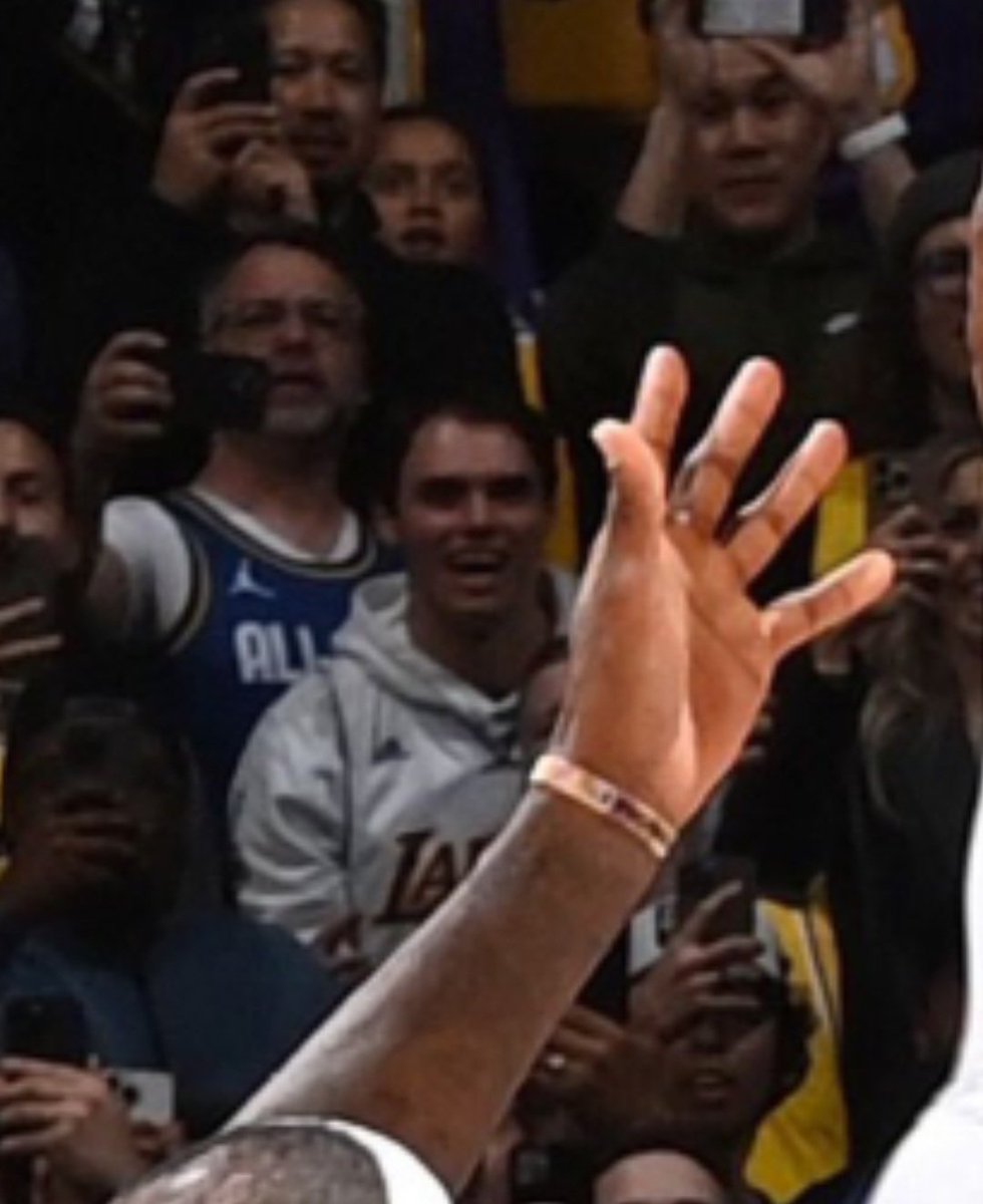 LarkinsIrishpub's tweet photo. @BleacherReport @randyjcruz Except this dude. Just enjoying the moment https://t.co/mKamgDLr9R