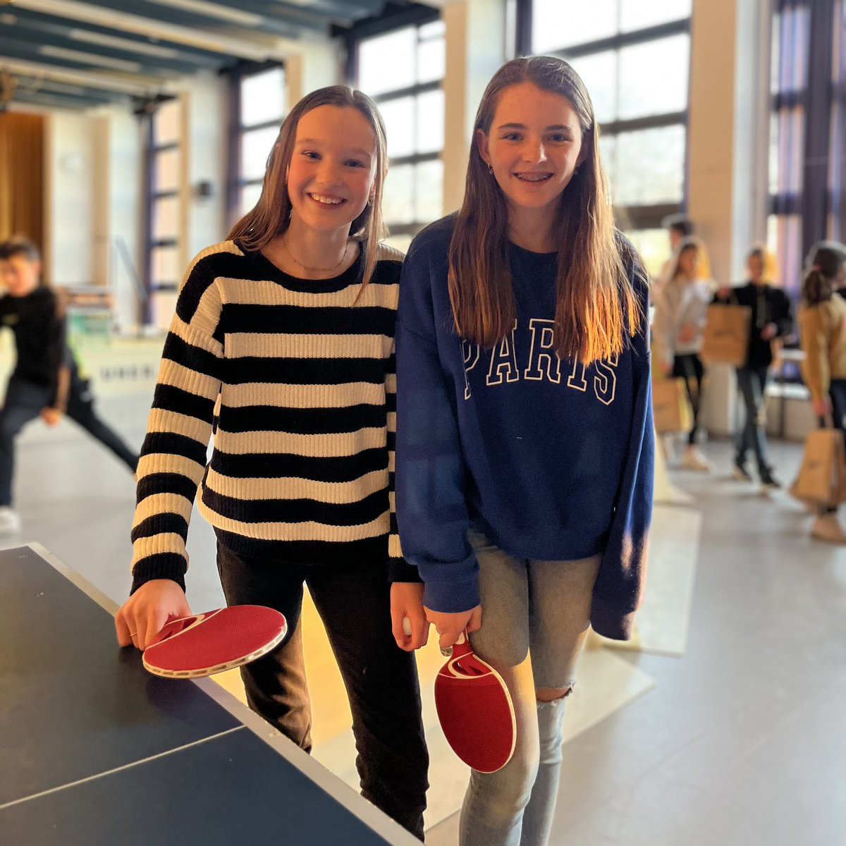 Lachende gezichten tijdens de Open Dag van CSW Van de Perre ↯