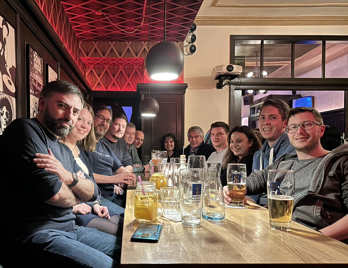 MuenchChristoph's tweet photo. Gemütliches beisammensitzen beim Chat&amp;Chill in #München!
Gelebte Kollegialität! Mit Menschen aus den unterschiedlichen Clustern verbringen wir bei #virtual7gmbh auch gerne den Abend zusammen.
#digitalization  
#virtual7gmbh
#digitalezukunftgestalten
#customerclustersocialsecutity https://t.co/MaSDRpRi9T