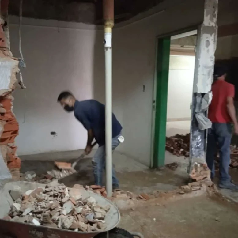 SecretariaInfrM's tweet photo. #InfraComunica 📢

De manera eficiente y a paso firme el personal técnico y obrero de Inframonagas continúa la rehabilitación de la Sala de Emergencia para adultos mayores, en el Hospital Universitario, Dr. Manuel Núñez Tovar.

#PatriaGrandeEsCaribe

@ErnestoLunaPsuv @MVzlaBella https://t.co/4SkMxWOhZi