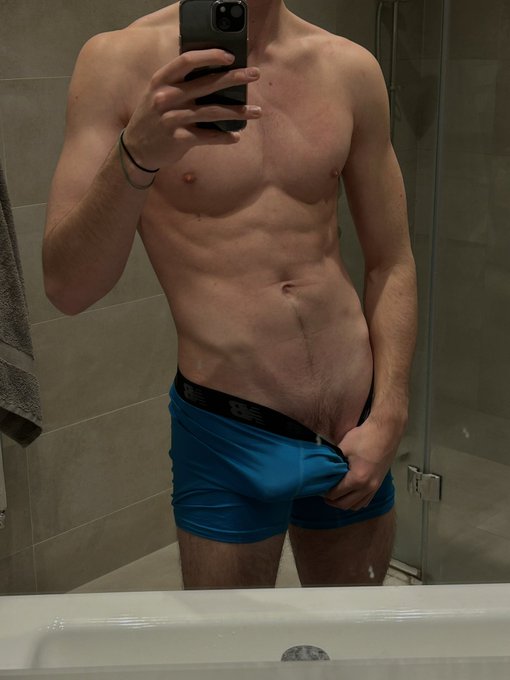 Watch Nick Bates's leaked NSFW photo on TwXstars