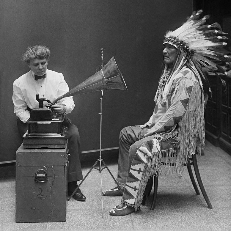 ZmmQuality's tweet photo. #Otd Feb 8, 1916, #ethnomusicologist #FrancisDensmore met #Piegan #Blackfoot leader #MountainChief at the #Smithsonian for this photo with an #Edison #phonograph. This photo is famous, showing the early "#songcatcher" era of #ethnomusicology. #tdih
https://t.co/h6LI8vuHSG https://t.co/DFOMqdSxc9