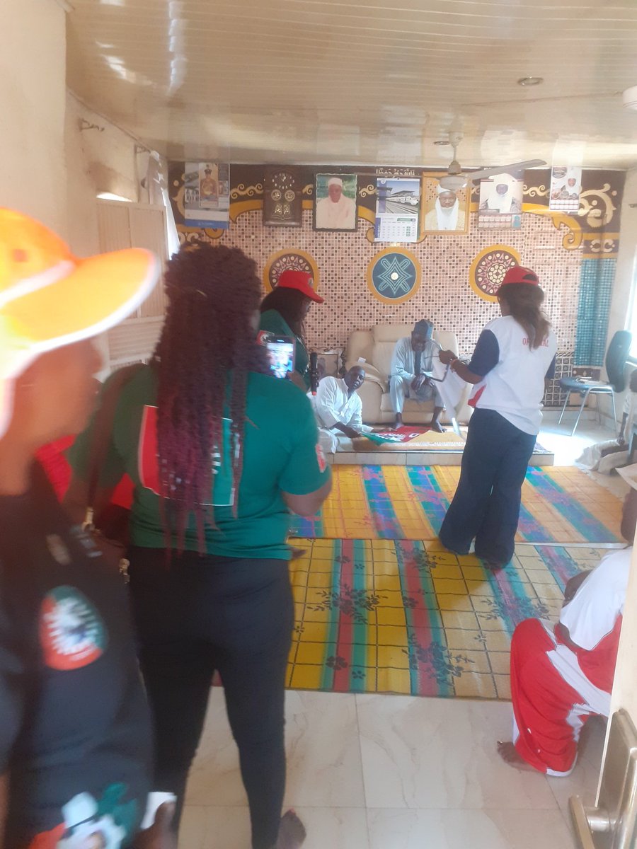 Bina_C2's tweet photo. Our Grassroot Sensitization Team  went to Daikibyui with our LP Fct woman leader.

We visited the Chief palace first to make our presence known before heading to the streets &amp; market to preach the message of @PeterObi of LP &amp; identity the party logo. 
#PeterObiForPresident2023 https://t.co/OM04fnLxKO