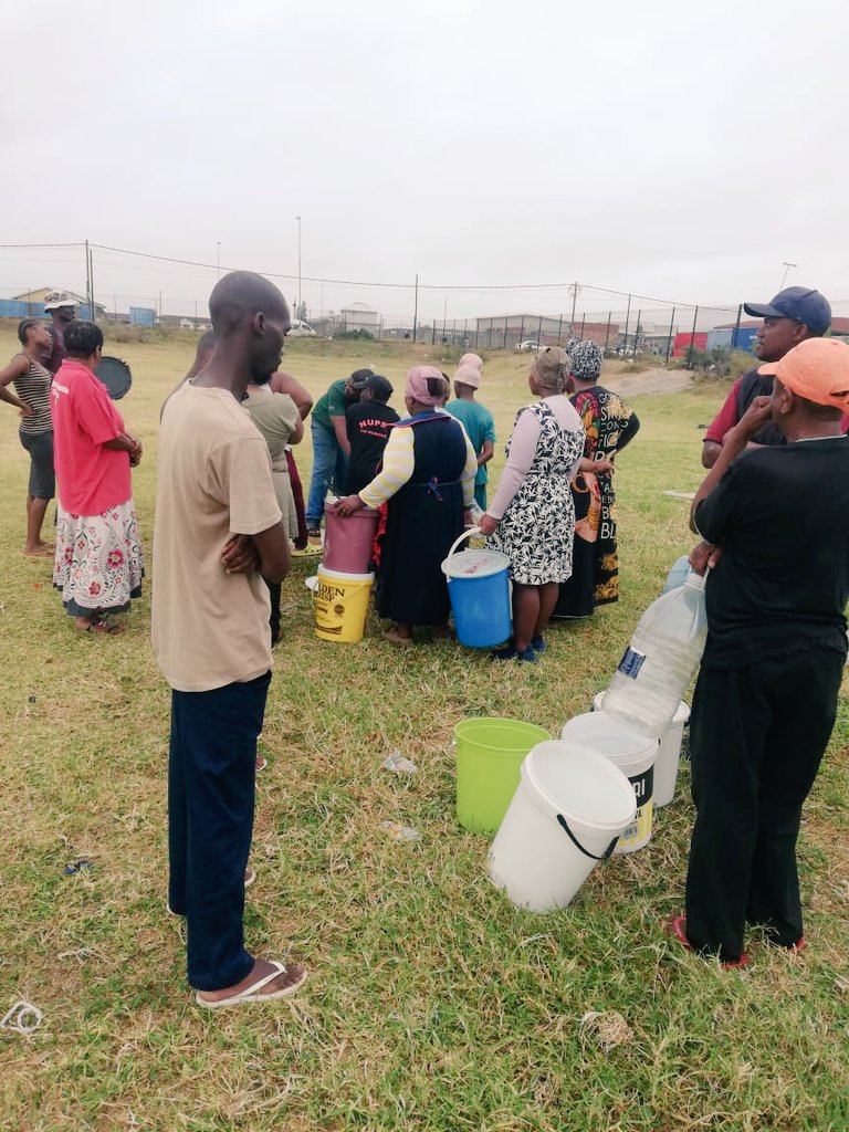 HoniNompelo's tweet photo. @PresidencyZA @NMandelaBaymuni water is life one cannot survive without it, we cannot stand in lines for basic needs, Water and electricity are basic needs without them we feel inhumane @BaneleMntungwaK @SmashedTash @Thandux93478995 @Earthlife_JHB
#SONA2023
#WaterIsLife https://t.co/YKusCCtvE7