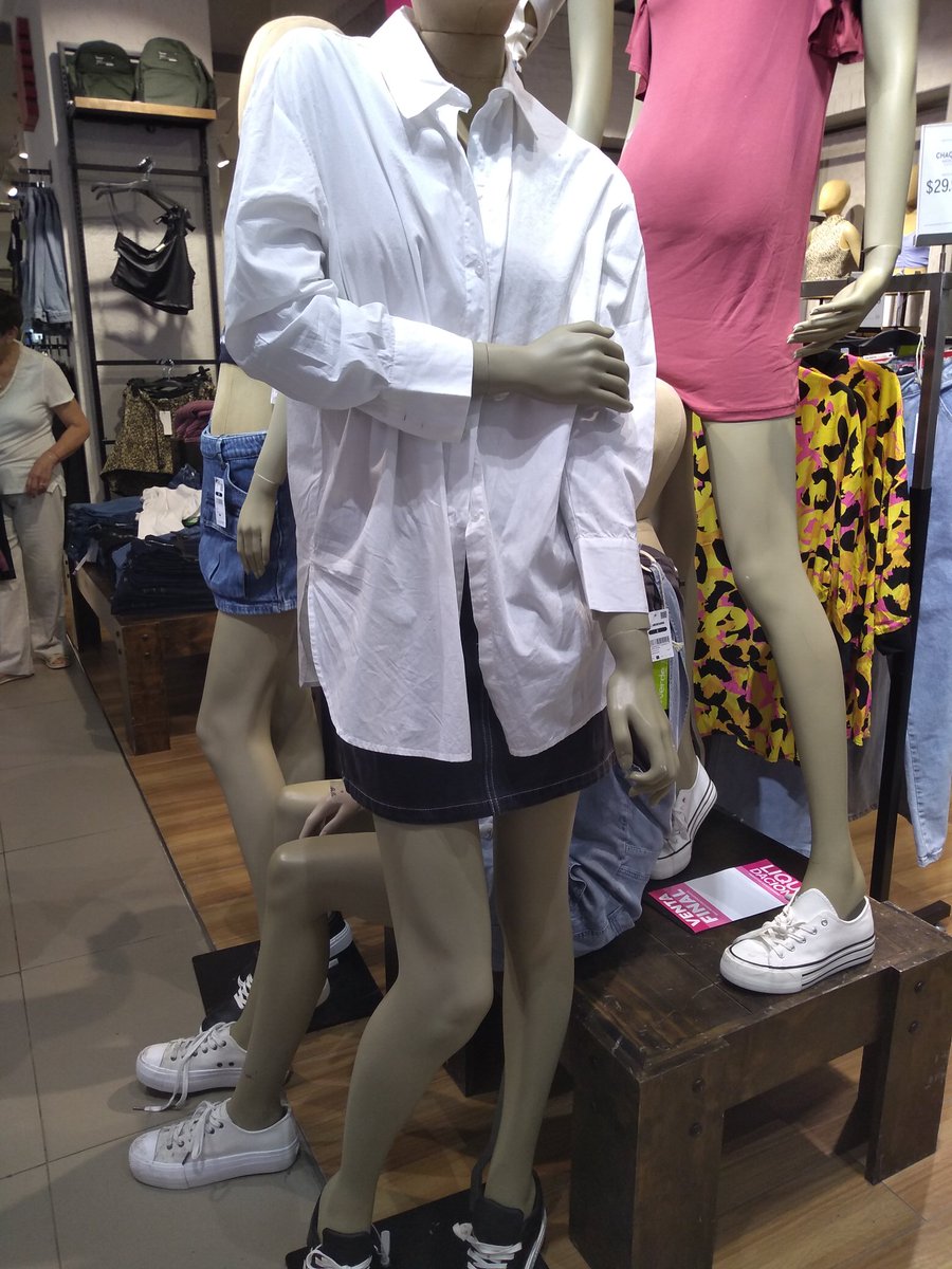 SugarfreeDolly's tweet image. El maniquí me está diciendo "gorda gorda gorda" y que me mate.