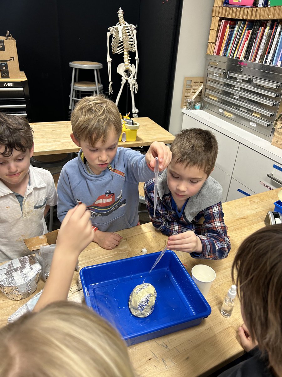 AISLearns's tweet image. Innovation changes the world! Help mrs Jane stay dry! Exploring materials #makingprototypes #usercentereddesign #aisSTEAM ⁦⁩ via atlantaSTEAM