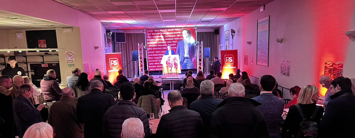 FredericDaerden's tweet photo. Premier débat sur les cinq prévus pour la présidence de la Fédé #PS de Liège. 
Ça bouillonne de militant.e.s, d’énergie et de volonté de renouveau #2024 https://t.co/pqFVAlRUH5