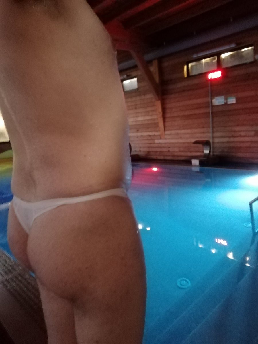 Trop bien cette heure en string a la piscine