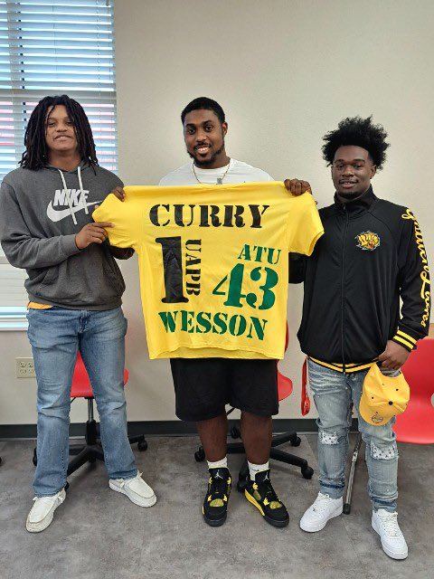 CoachSavageIV's tweet photo. Momma WE made it! #SigningDay23 https://t.co/eJjUwCZxrt