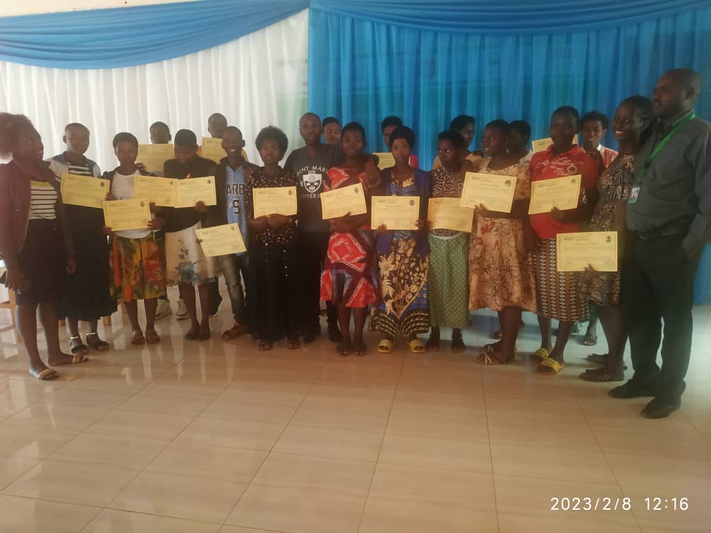 GisagaraNyc's tweet photo. Ku bufatanye na #CLESCO.Ltd #Urubyiruko 40 bo mu murenge wa #Mugombwa muri @GisagaraDistr basoje amasomo y'#Ubumenyingiro mu gukora Amarangi, Amasabune,Amavuta, Pomade n'ibindi. Urubyiruko biyemeje kubyaza umusaruro ubumenyi bahawe. @YouthCultureRW @RwandaYouth https://t.co/RGud8Nj6RK