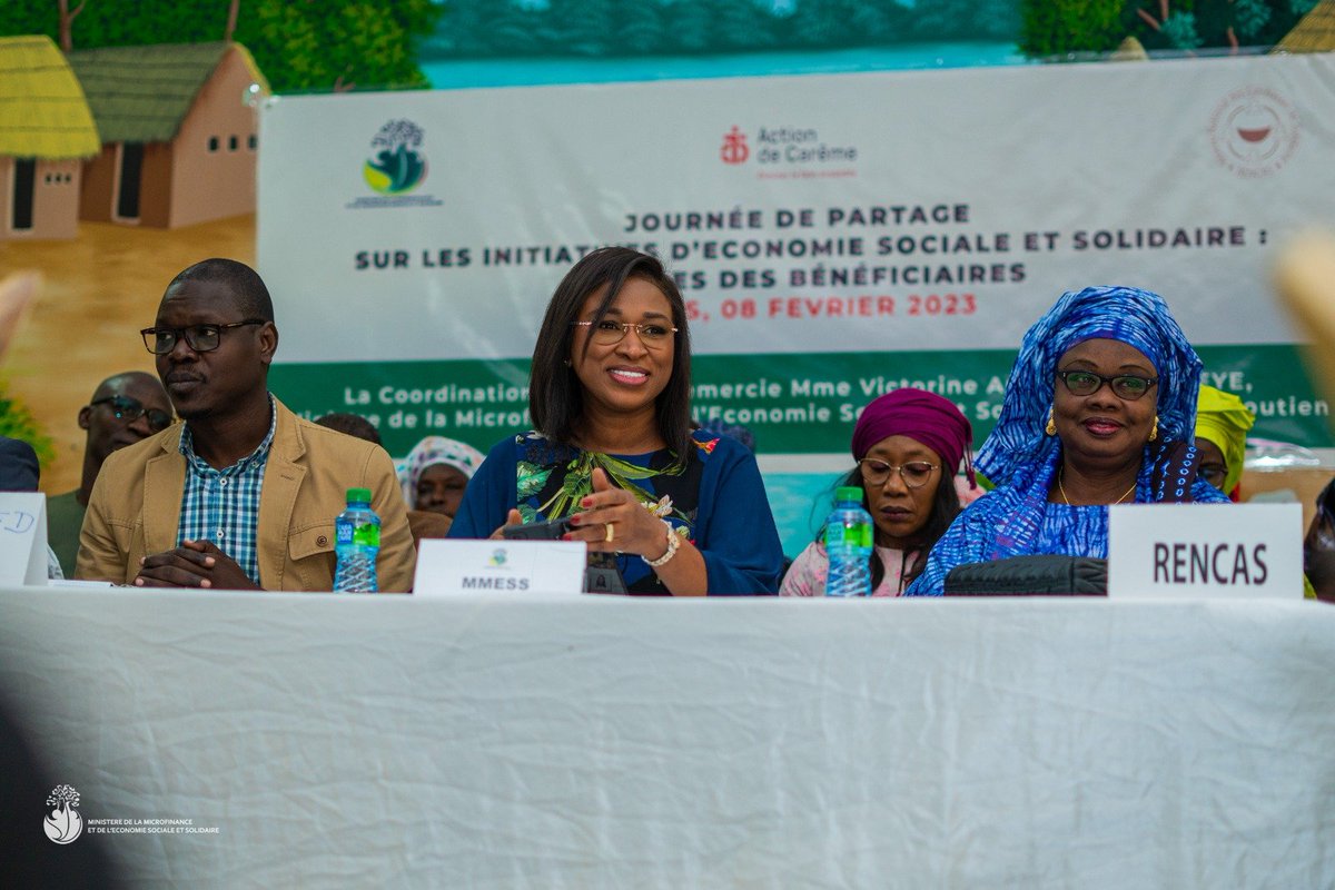 victorine_ndeye's tweet photo. En marge du CMD à Thiès, j'ai présidé la rencontre avec le Réseau national des #calebasses de solidarité.
Une occasion pour nous d'accompagner la structuration de chaînes de valeurs en orientant les femmes et les jeunes vers des activités à forte valeur ajoutée. https://t.co/tVK06YGfn2